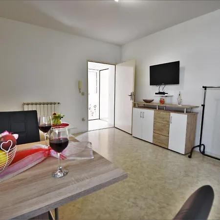 Delphin Apartment *